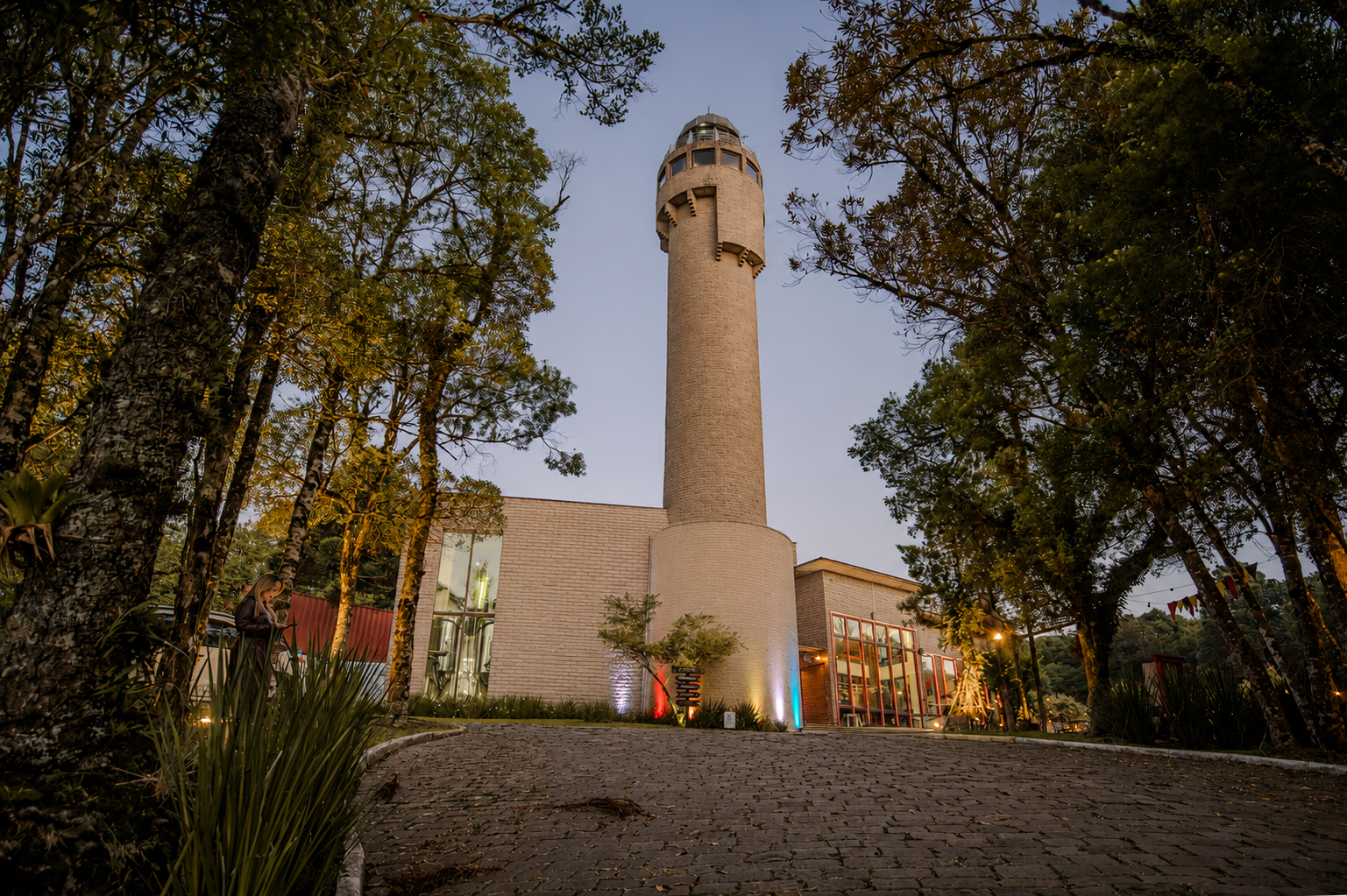 Entrada da Cervejaria Farol com a torre ao fundo