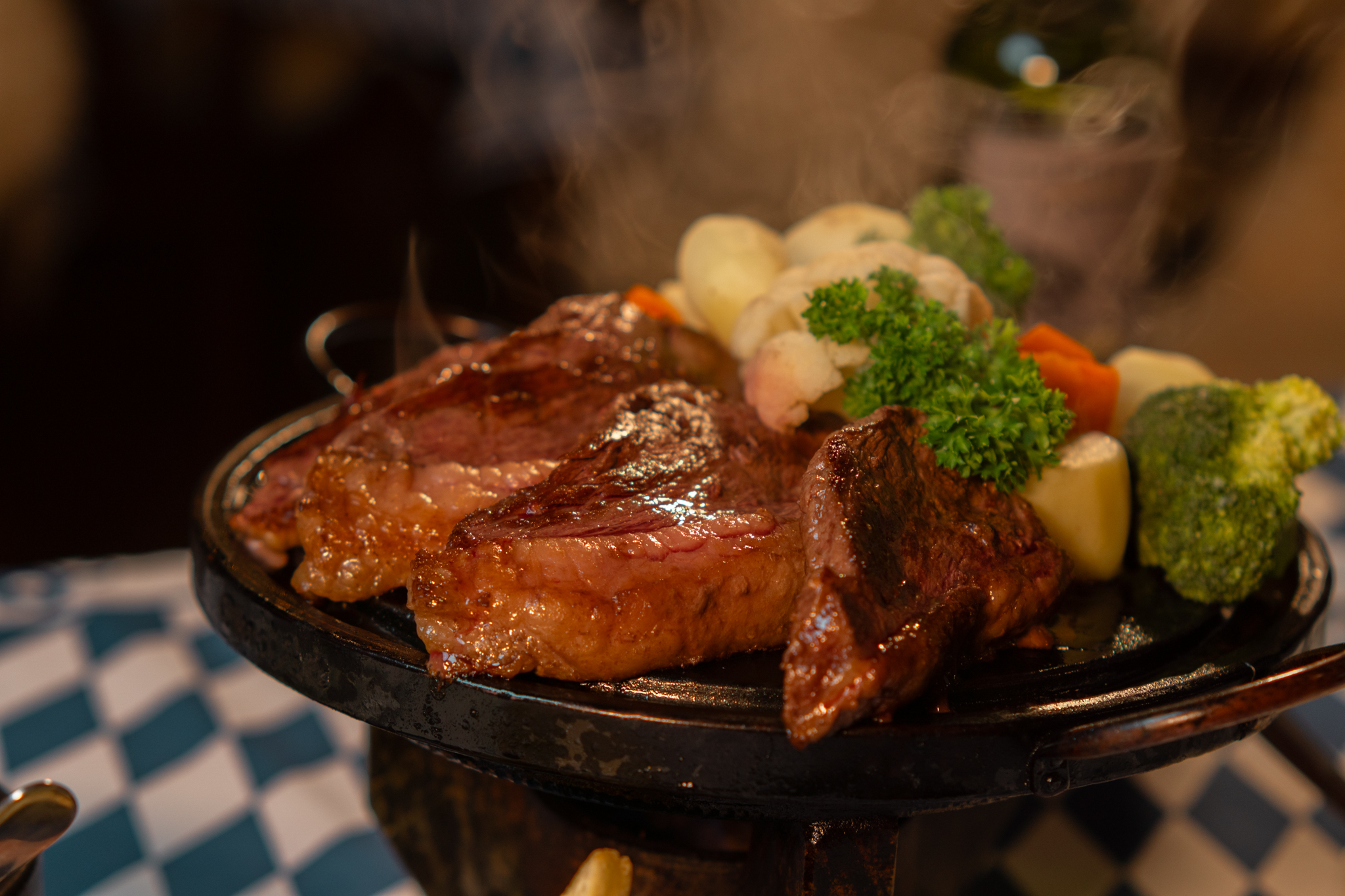 Picanha na Pedra servida na Cervejaria Farol