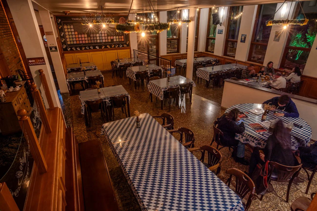 Mesa e salão do restaurante da Cervejaria Farol